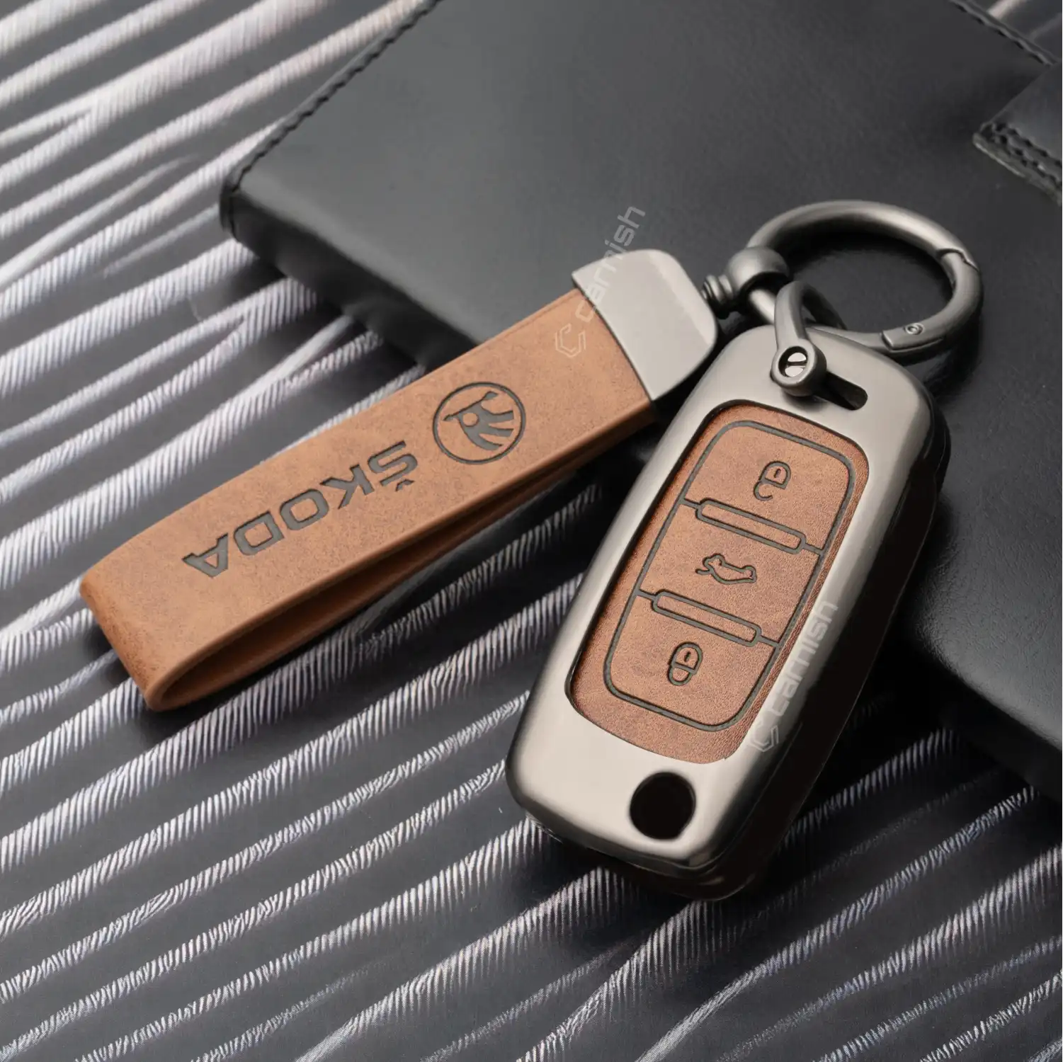 Metal Leather Brown Car Key Cover For Skoda Octavia, Fabia, Laura, Superb, Rapid, Yeti 3 Button Flip Key